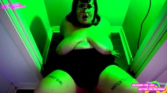 Close up MILF masturbation