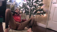 Masturbating solo babe loves her toys