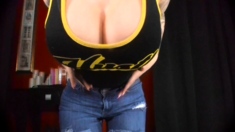 Big boob brunette masturbates on webcam