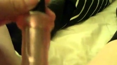 Dansk MILF leger med dildoer, mens du ser porno